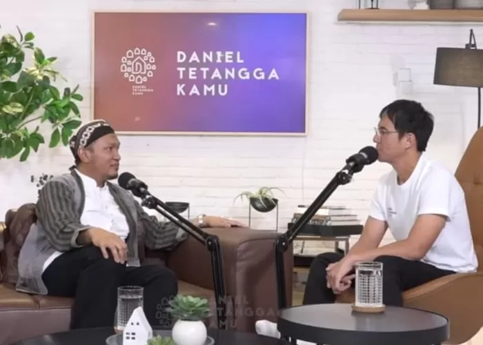 Ustadz Salim A Fillah dalam podcast Daniel Mananta ((Foto: GENMUSLIM.id/dok: YouTube Daniel Mananta Network))
