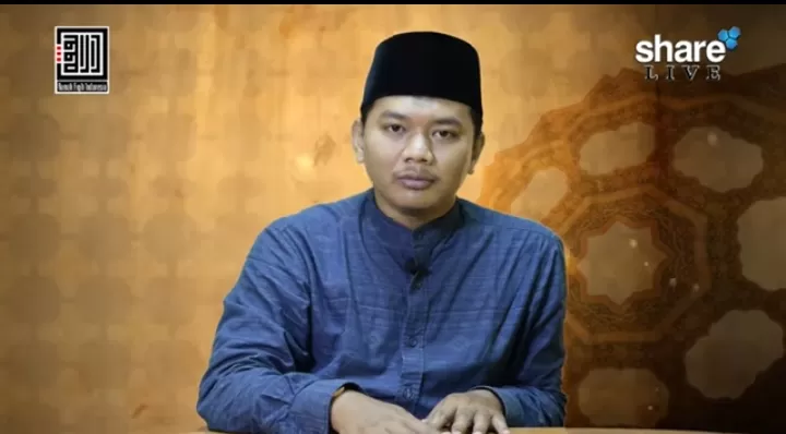 Penjelasan Ustadz Ahmad Zakarsih tentang yang dibaca makmum saat khatib shalat jumat duduk di antara dua khutbah (GENMUSLIM.id/Dok: YouTube/Rumah Fiqih)