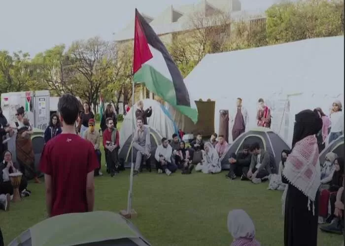 Mahasiswa Johannesburg berkumpul dalam aksi solidaritas untuk Palestina ((Foto: GENMUSLIM.id/dok: YouTube/TRT World))
