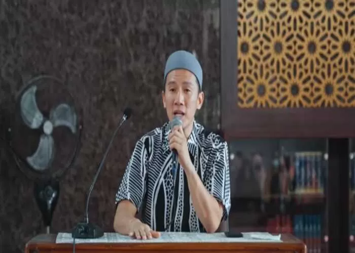 Ustadz Felix mengajak untuk merenung, apakah mualaf/memeluk Islam demi pernikahan adalah keputusan yang tepat  (GENMUSLIM.id/dok: YouTube/Felix Siauw)