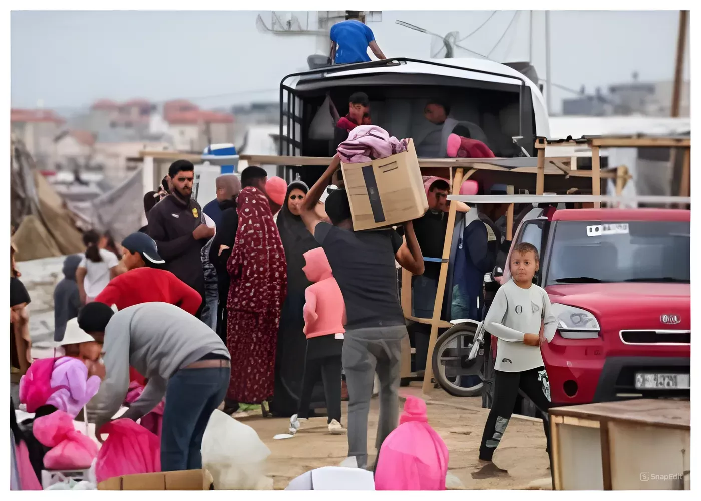 Warga Palestina mengemasi barang-barang mereka saat bersiap meninggalkan Rafah di Jalur Gaza selatan pada 13 Mei 2024, di tengah konflik yang sedang berlangsung antara Israel dan Hamas (GENMUSLIM.ID/Dok: ALARABIYANEWS)