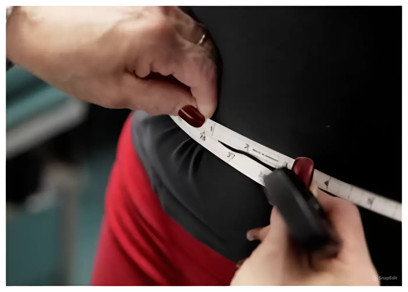 Pinggang subjek diukur selama studi tentang Krisis Kesehatan Global (GENMUSLIM.ID/Dok: ALARABIYANEWS)