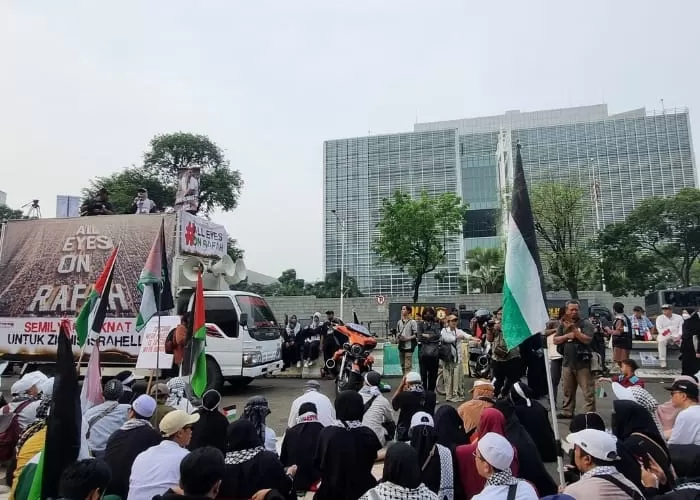 Aksi bela Palestina Depan Kedubes AS (Foto: GENMUSLIM.id/dok:  Aisyah Tsabita)