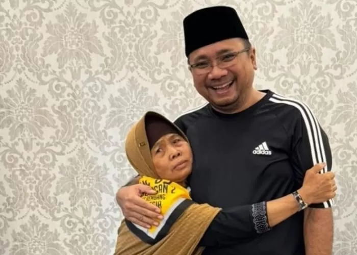 Menag Yaqut Cholil Qoumas bersama salah satu jamaah haji 2024 (foto: GENMUSLIM.id/Dok: Instagram @gusyaqut)