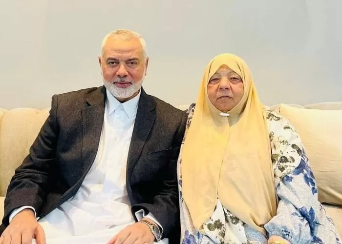 Ismail Haniyeh bersama dengan saudara perempuannya (foto: GENMUSLIM.id/Dok: Telegram Hamas Official)