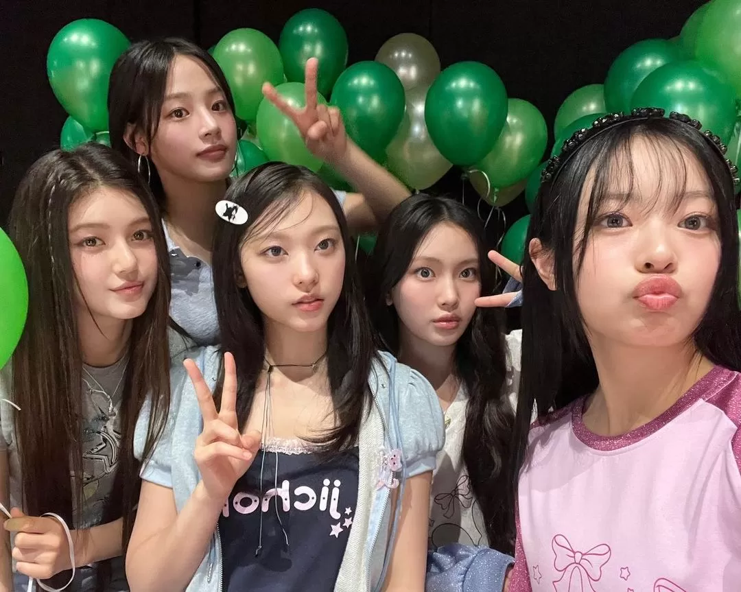 Gaya Pose Kompak NewJeans, Bisa Dijadikan Inspirasi Foto Bareng Geng Tercinta (Foto: Genmuslim.id/ Instagram/ @newjeans_official) ((Foto: Genmuslim.id/ Instagram/ @newjeans_official))