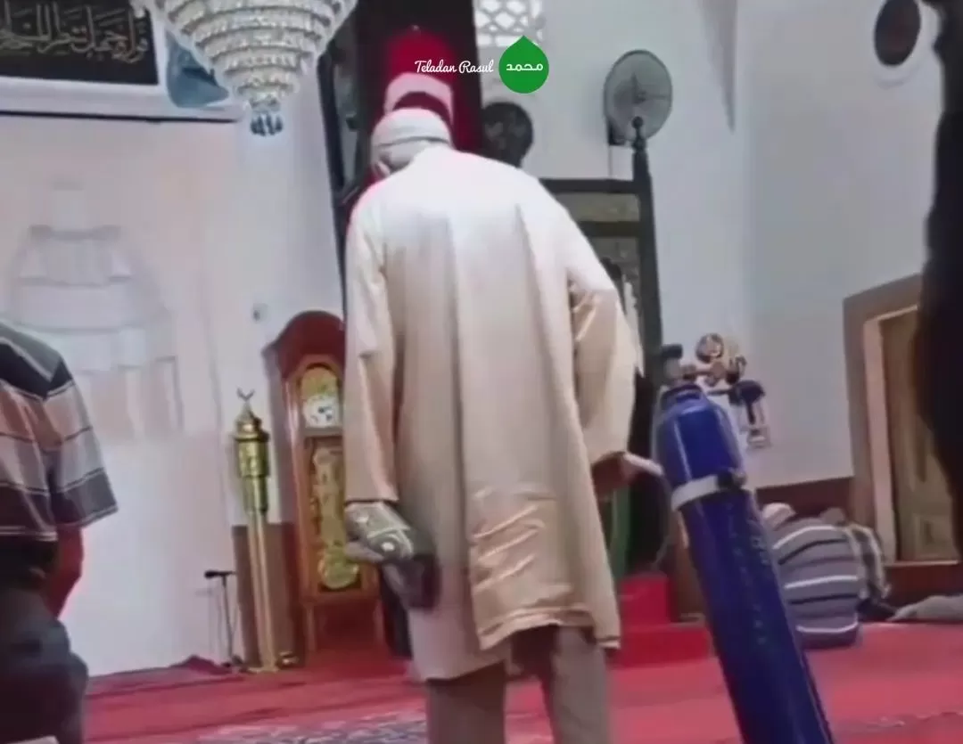Kakek di Turki melaksanakan shalat di masjid dengan membawa tabung oksigen  ((Foto: GENMUSLIM/Dok: Instagram teladan.rasul))