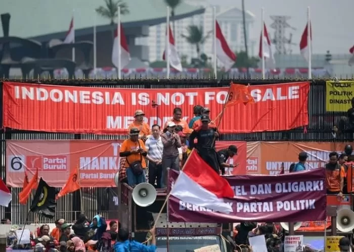 Demo mahasiswa di depan Gedung DPR RI dihadiri oleh berbagai lapis masyarakat baik dari akademisi hingga influencer. (foto: GENMUSLIM.id/Dok: Instagram @aljazeeraenglish)