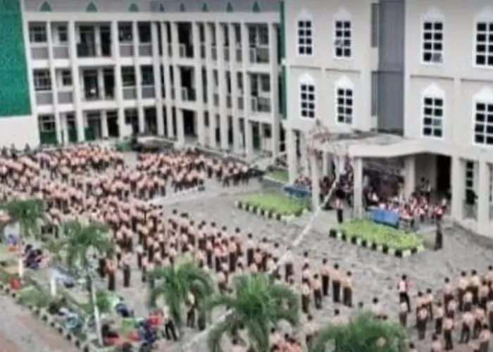 Suasana saat santri berbaris di salah satu Pondok Pesantren di Bogor yaitu Ar Rido, Sentul.