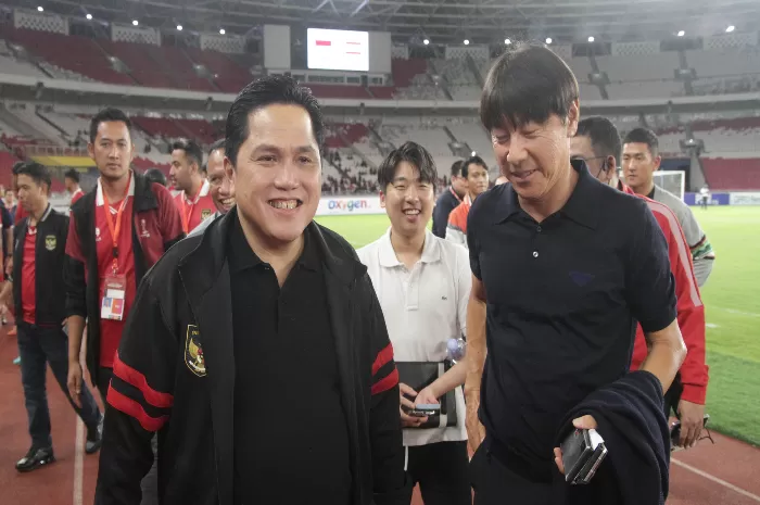 Erick Thohir dan Pelatih Timnas Indonesia Shin Tae-yong (Foto: GENMUSLIM.id/dok: PSSI)