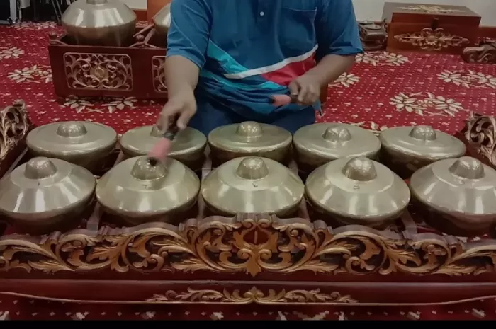 Gamelan bonang merupakan salah satu media dalam metode dakwah Sunan Bonang saat menyebarkan Islam di Jawa (Foto: GENMUSLIM.id/dok: YouTube Gamelan MRSM Kuantan)