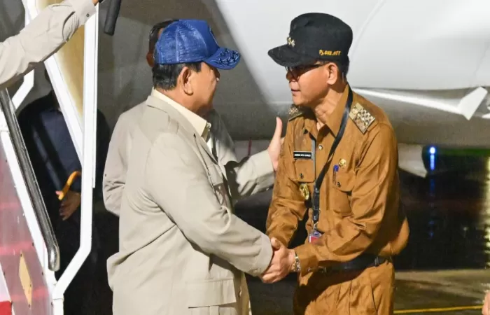 Presiden Prabowo di sambut Pj. Gubernur NTT dalam rangka kunjungan ke Kota Kupang untuk menghadiri Milad Muhammadiyah ke-112 ((Foto: GENMUSLIM.id/dok: presidenri.go.id)