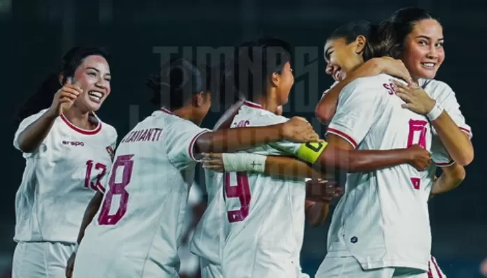 Claudia Scheunemann Berselebrasi dengan Temannya Usai Cetak Gol ke Gawang Singapura pada Ajang Piala AFF Wanita 2024 (Foto: GENMUSLIM.id/dok: Instagram @timnasindonesia)