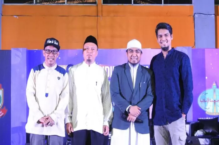 Foto bersama pemateri di sesi penutupan Ummat Fest 2019. Dari kiri ke kanan: Daeng Uki, Ustad Syaibani Mudjiono (Sekjen DPP WI), Ustaz Muhammad Fakhrurazy Anshar, Mario Iriwansyah. (Foto: GENMUSLIM.id/dok: wahdah.or.id)