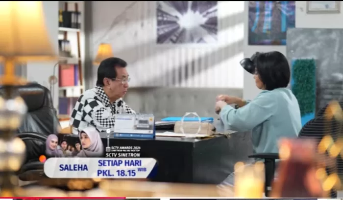 Sinetron Saleha 4 Desember 2024 Bu Siska Tolak Bercerai Dengan Pak Rahmat Walau Sudah Diberikan Semua Harta Pak Rahmat (Foto: GENMUSLIM.id/dok: YouTube Sinopsis Sinetron Indonesia)