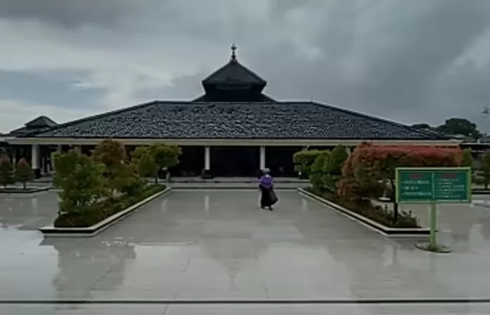 Masjid Agung Demak menjadi salah satu peninggalan sejarah Kerajaan Demak yang masih berdiri sampai saat ini (Foto: GENMUSLIM.id/dok: YouTube YPM Journey)