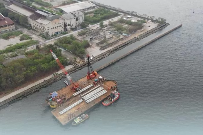 Pj Gubernur DKI Jakarta, Teguh Setyabudi sebut proyek pembangunan tanggul yang belum rampung jadi penyebab banjir rob. Simak ulasan selengkapnya (Foto: GENMUSLIM.id/dok: Pemprov DKI Jakarta)