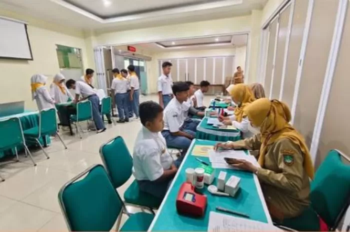 Skrining Kesehatan Kesehatan Gratis Secara Dini Untuk Anak Sekolah Oleh Petugas Puskesmas (Foto: GENMUSLIM.id/dok: Instagram @puskesmaspenumping)