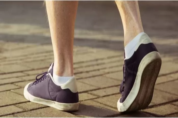 Ilustrasi Orang yang mengalami sedang berjalan kaki dengan langkah santai sudah hati-hati (Foto: GENMUSLIM.id/dok: ayosehat.kemkes.go.id)