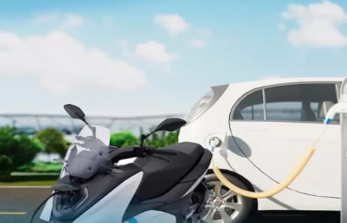 Ilustrasi mobil dan motor listrik yang dikenai Pajak saat Membeli di tahun 2025 (Foto: GENMUSLIM.id/dok: Instagram @ditjenpk)