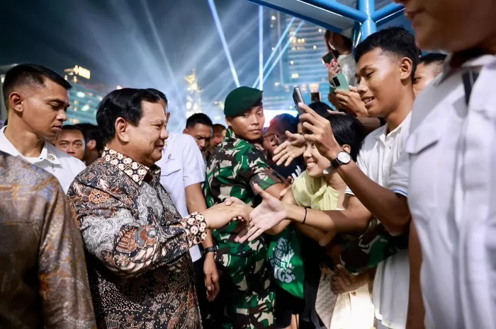 Presiden RI Prabowo Subianto mendapatkan sambutan meriah oleh masyarakat usai menghadiri Rapat Tutup Buku Tahunan (Foto: GENMUSLIM.id/dok: Instagram @prabowo)