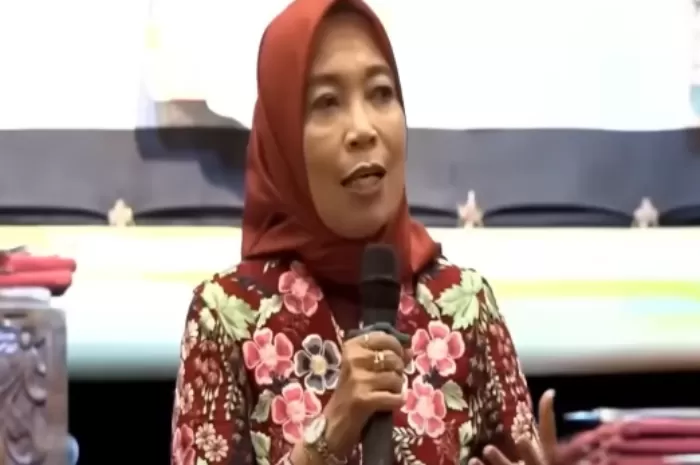 Ilustrasi Nunuk Suryani Mengumumkan Hasil Seleksi PPG Tahap 4 yang Dijadwalkan pada Januari 2025 (Foto: GENMUSLIM.id/dok: YouTube Salam Satu Data)