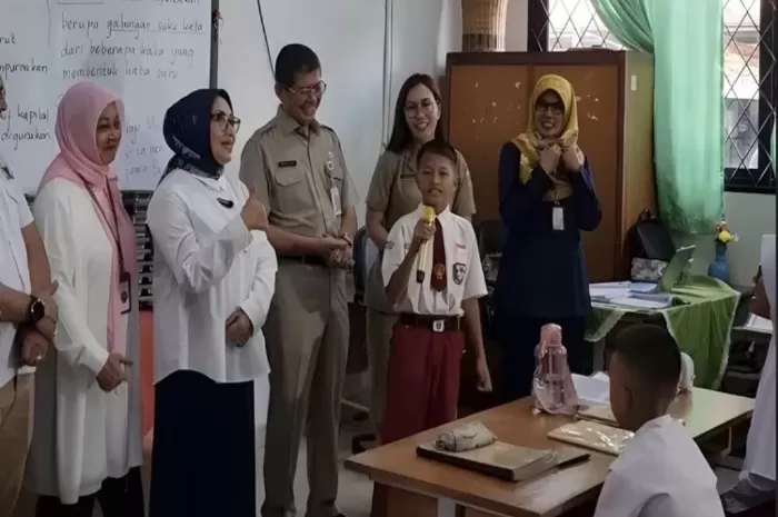 Siswa SDN Susukan Ciracas Beri Pantun Untuk Prabowo Subianto Setelah Diberikan Makan Bergizi Gratis (Foto: GENMUSLIM.id/dok: Tim Media Prabowo)