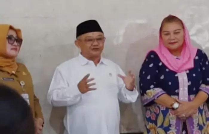 Mendikdasmen Abdul Mu&rsquo;ti melakukan peninjauan program Makan Bergizi Gratis secara langsung ke sekolah (Foto: GENMUSLIM.id/dok: Instagram @kemendikdasmen)