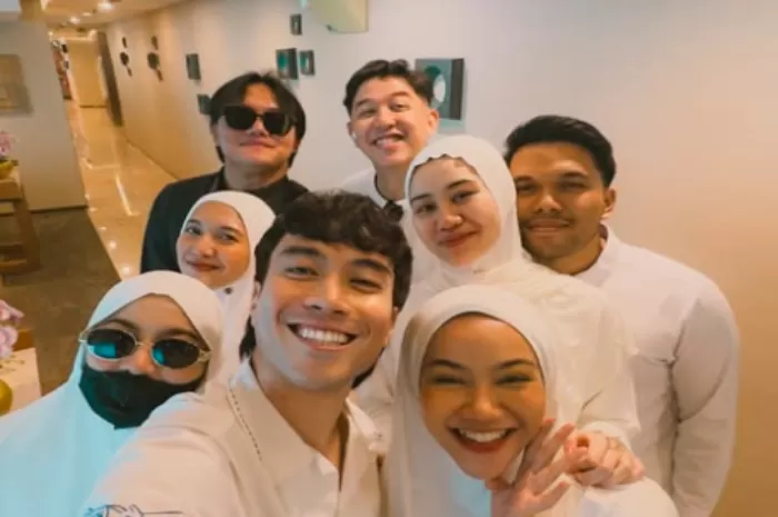Mahalini, Rizky Febian, dan teman-teman artis berangkat umroh  (Foto: GENMUSLIM.id/dok: Instagram @vidialdiano)