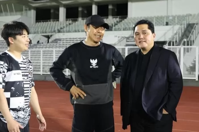 Potret mantan pelatih Timnas Indonesia, Shin Tae-yong bersama Ketum PSSI, Erick Thohir saat sesi latihan skuad Garuda (Foto: GENMUSLIM.id/dok: Instagram @shintaeyong7777)