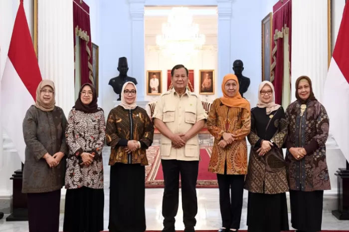 Presiden Prabowo foto bersama Muslimat NU yang membantu rakyat di Istana Negara, Jakarta (Foto: GENMUSLIM.id/dok: presiden.go.id)