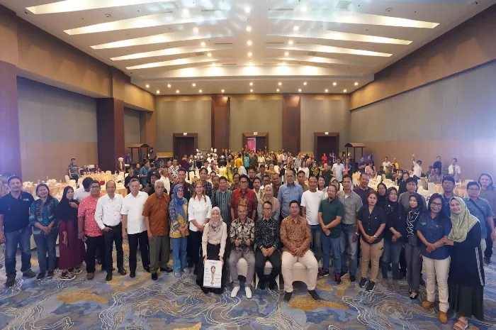 CEO Promedia Agus Sulistriyono (kedua dari kiri), CEO Props Ilona Juwita (paling kiri), dan Ketua Komite Publisher Right Suprapto Sastro Atmojo (ketiga dari kiri) (Foto: GENMUSLIM.id/dok: Promedia)