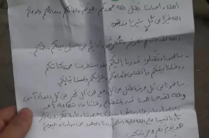 Surat yang tak terduga dari Al Qassam ditemukan warga Palestina, Gaza,  di rumah mereka yang hancur (Foto: GENMUSLIM.id/dok: Instagram @teladan.rasul)