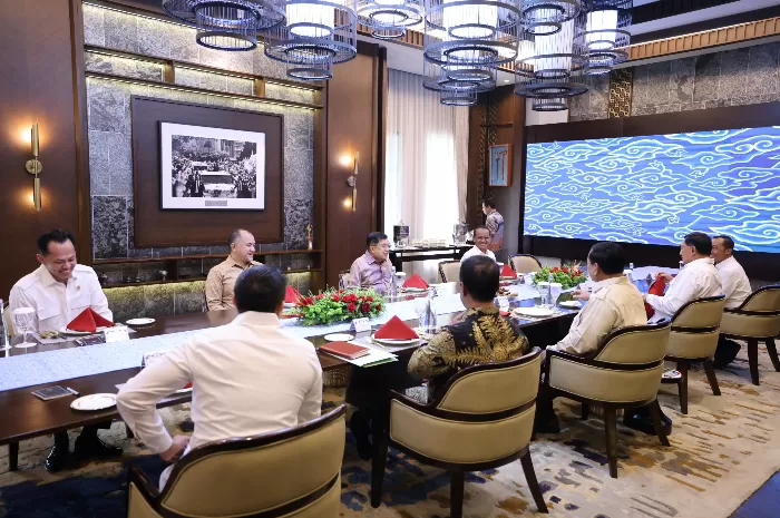 Rapat Program pemeriksaan kesehatan gratis ini tidak hanya mencakup pemeriksaan umum tetapi juga menyediakan layanan deteksi dini kanker dan kesehatan mental (Foto: GENMUSLIM.id/dok: Tim Media Presiden Prabowo)