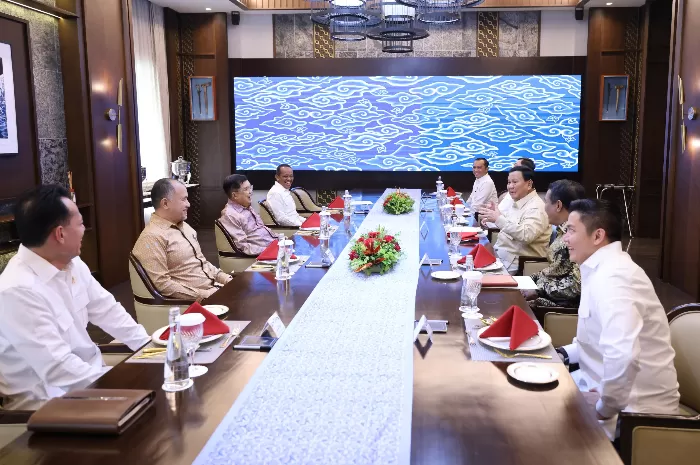 Rapat dengan Presiden Prabowo di Istana Merdeka mengenai program pemeriksaan kesehatan gratis (Foto: GENMUSLIM.id/dok: Tim Media Presiden Prabowo)