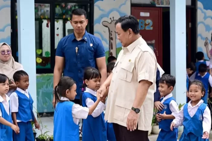 Tinjau Program Makan Bergizi Gratis, Presiden Prabowo Dapat Hadiah Boneka Dari Siswa SD (Foto: GENMUSLIM.id/dok: Instagram @prabowo)