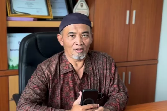 Kepala Desa Wunut, Iwan Sulistiya Setiyawan yang Bagikan THR kepada Seluruh Warganya (Foto: GENMUSLIM.id/dok: Instagram @umbulpelemwaterpark)