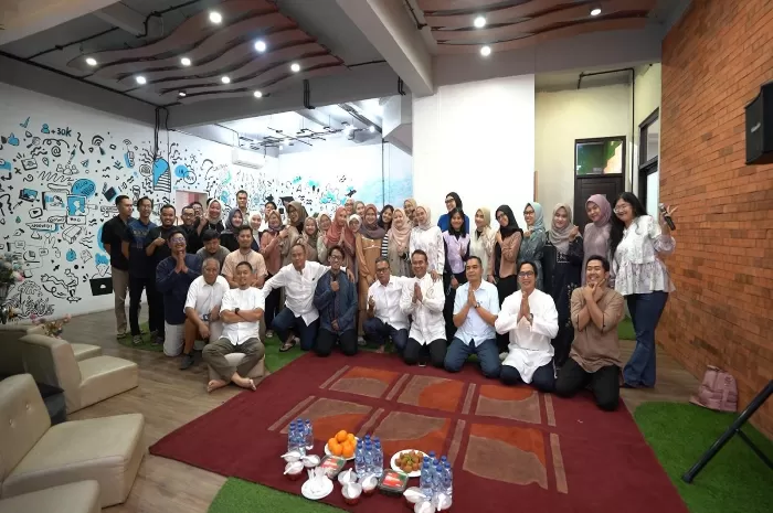 Momen Buka Bersama Ramadhan 2025 yang digelar Promedia Teknologi Indonesia dan Ayo Media Network di Bandung, Jawa Barat, pada Rabu, 19 Maret 2025 (Foto: GENMUSLIM.id/dok: Promedia)