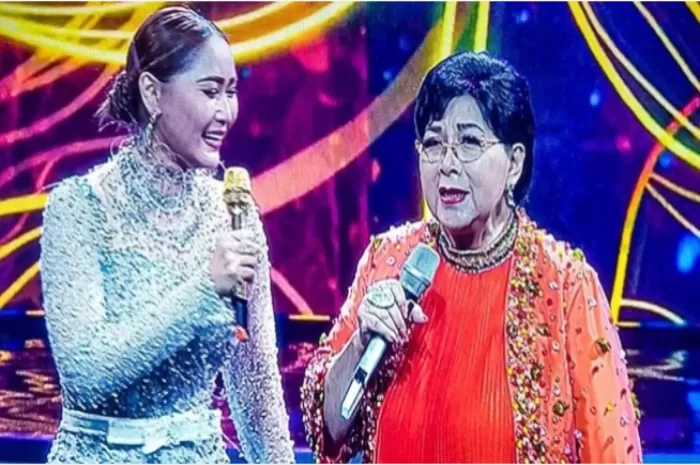 Potret alm.Titiek Puspa (kanan) saat tampil satu panggung dengan Inul Daratista (Foto: GENMUSLIM.id/dok: Instagram @inul.d)