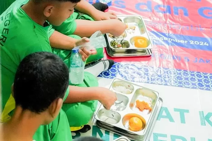 Potret momen anak sekolah menikmati program Makan Bergizi Gratis (MBG) (Foto: GENMUSLIM.id/dok: Instagram @badangizinasional.ri)