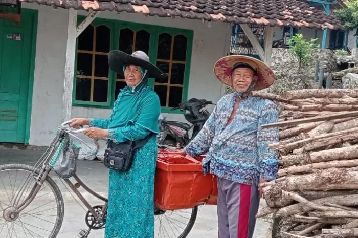 Warga RI sekaligus pasangan penjual bakso, Sumarno Dirjo Romentu dan Sukarti yang berangkat Haji 2025 (Foto: GENMUSLIM.id/dok: YouTube Kemenag RI)