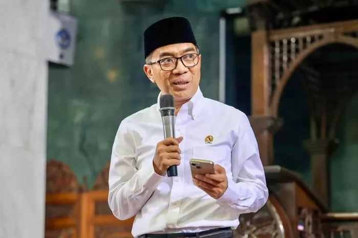 Mendiktisaintek Brian Yuliarto saat memberikan tausiyah dalam peringatan Nuzulul Quran Kemendikdasmen RI (Foto: GENMUSLIM.id/dok: Instagram @brian_yuliarto)