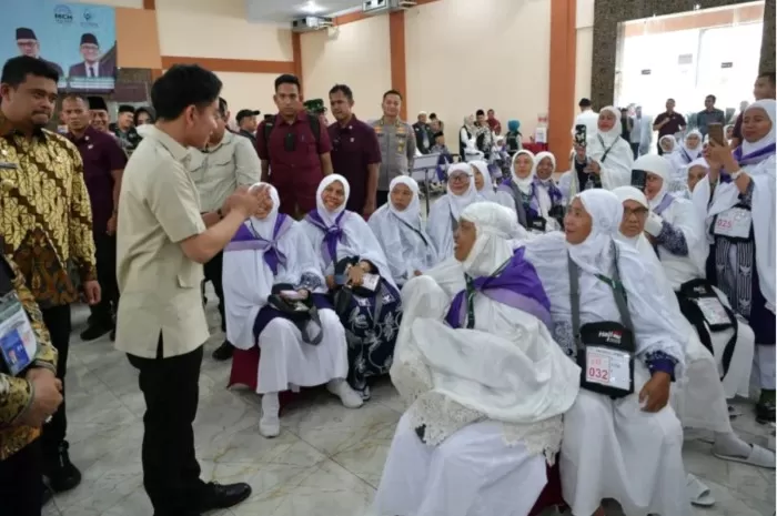 Wapres Gibran didampingi Gubernur Sumatera Utara Muhammad Bobby Afif Nasution saat mengunjungi Asraa Haji Medan, Kamis, 15 Mei 2025 (Foto: GENMUSLIM.id/dok: wapresri.go.id)