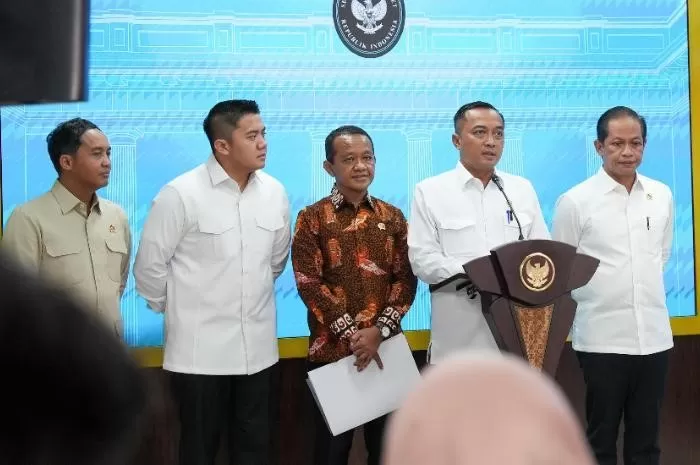 Menteri Sekretaris Negara (Mensesneg) RI, Prasetyo Hadi dalam jumpa pers terkait pencabutan izin tambang 4 perusahaan di Raja Ampat (Foto: GENMUSLIM.id/dok: YouTube Sekretariat Presiden)