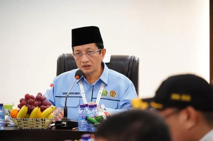 Menteri Agama Nasaruddin Umar saat melakukan rapat evaluasi penyelenggaraan ibadah haji 1446 H di kantor Urusan Haji Indonesia di Makkah pada 9 Juni 2025 (Foto: GENMUSLIM.id/dok: Instagram @nasaruddin_umar)