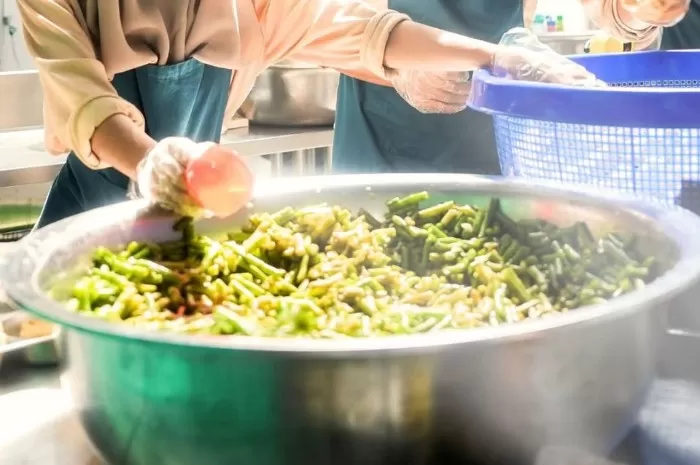 Potret relawan SPPG saat menyiapkan menu MBG (Makan Bergizi Gratis) (Foto: GENMUSLIM.id/dok: Instagram @badangizinasional.ri)