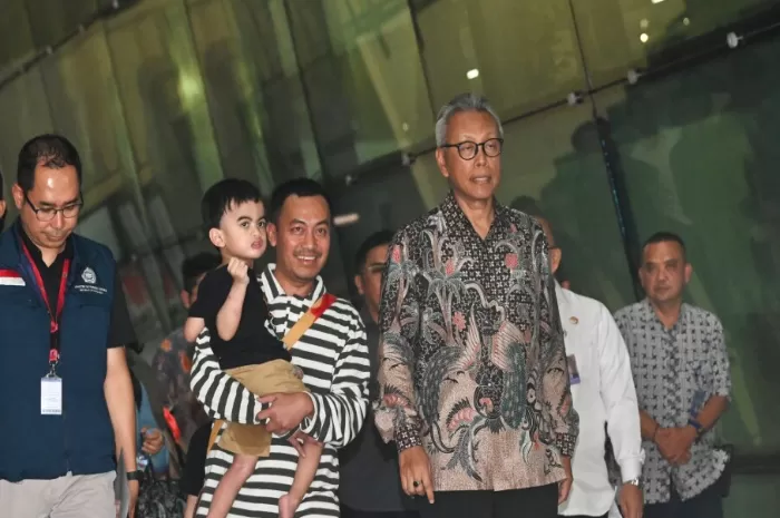Direktur Jenderal Protokol dan Konsuler Kemlu, Andy Rahmianto (kanan) saat menjemput WNI yang dipulangkan dari Iran (Foto: GENMUSLIM.id/dok: kemlu.go.id)
