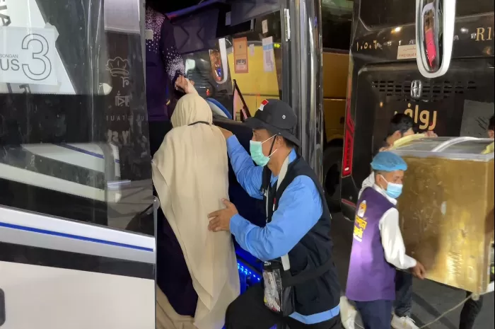 Momen jemaah haji yang akan masuk ke dalam bus dibantu oleh petugas (Foto: GENMUSLIM.id/dok: Kemenag.go.id)