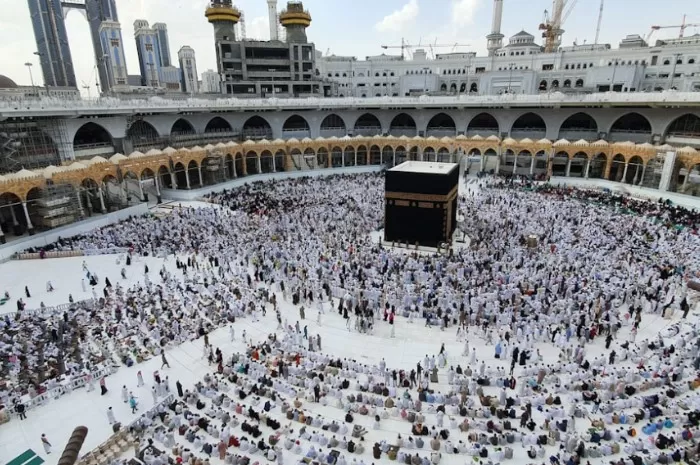 Ilustrasi foto ibadah Haji - Menag Nasaruddin Umar sebut ada kemungkinan berangkat haji dan umrah lewat jalur laut (Foto: GENMUSLIM.id/dok: Unsplash/&Ouml;mer F. Arslan)