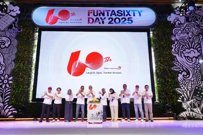 Dewan Komisaris Telkom, Jajaran Direksi Telkom, dan perwakilan karyawan Telkom saat acara syukuran Hari Ulang Tahun (HUT) ke-60 Telkom, di Telkom Landmark Tower, Jakarta, pada Senin, 7 Juli 2025 (Foto: GENMUSLIM.id/dok: TelkomGroup)